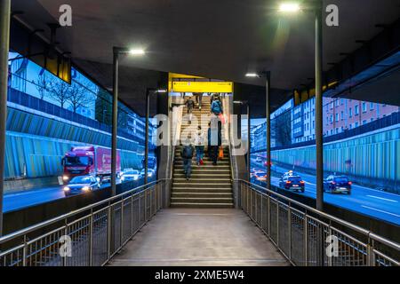 Station de métro, Breslauer Strasse U18, au milieu de l'autoroute A40, centre-ville d'Essen, sombre, bruyant, Essen Rhénanie du Nord-Westphalie, Allemagne Banque D'Images