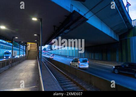 Station de métro, Breslauer Strasse U18, au milieu de l'autoroute A40, centre-ville d'Essen, sombre, bruyant, Essen Rhénanie du Nord-Westphalie, Allemagne Banque D'Images