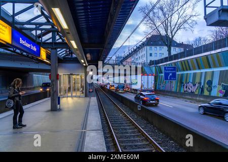 Station de métro, Breslauer Strasse U18, au milieu de l'autoroute A40, centre-ville d'Essen, sombre, bruyant, Essen Rhénanie du Nord-Westphalie, Allemagne Banque D'Images