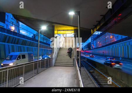 Station de métro, Breslauer Strasse U18, au milieu de l'autoroute A40, centre-ville d'Essen, sombre, bruyant, Essen Rhénanie du Nord-Westphalie, Allemagne Banque D'Images