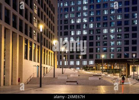 Barmer Platz, MesseCity Cologne, sur la gauche le Motel One Hotel, Restaurant The Ash, à Deutz, Rhénanie-du-Nord-Westphalie, Allemagne Banque D'Images