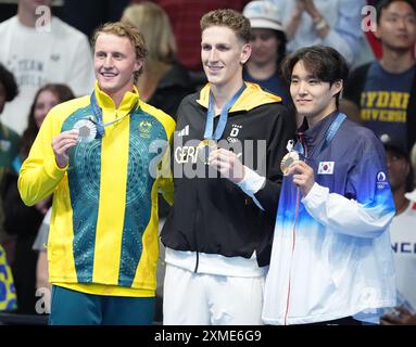 Paris, France. 27 juillet 2024. Le médaillé d’or Lukas Maertens, d’Allemagne (C), le médaillé d’argent Elijah Winnington, d’Australie (l) et le médaillé de bronze Woomin Kim, de Corée du Sud, posent avec leurs médailles après la finale masculine du 400 m nage libre aux Jeux Olympiques de Paris 2024 à la Defense Arena à Paris, France, le samedi 27 juillet 2024. Photo de Richard Ellis/UPI. Crédit : UPI/Alamy Live News Banque D'Images