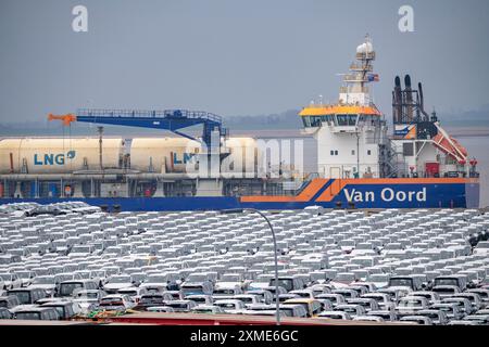 Place de parking pour les véhicules d'importation, des centaines de Hyundai Ioniq, des voitures électriques, en attente de transport, derrière eux, sur le Weser, la drague Banque D'Images