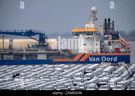 Place de parking pour les véhicules d'importation, des centaines de Hyundai Ioniq, des voitures électriques, en attente de transport, derrière eux, sur le Weser, la drague Banque D'Images