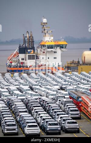 Place de parking pour les véhicules d'importation, des centaines de Hyundai Ioniq, des voitures électriques, en attente de transport, derrière eux, sur le Weser, la drague Banque D'Images