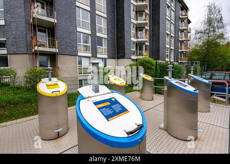 Système souterrain d'élimination des déchets, colonnes de déchets pour différents types de déchets, dans des conteneurs de collecte souterrains, à un complexe résidentiel dans Banque D'Images