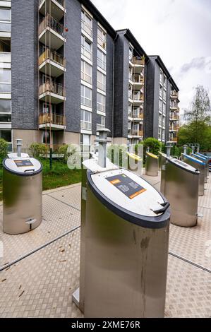 Système souterrain d'élimination des déchets, colonnes de déchets pour différents types de déchets, dans des conteneurs de collecte souterrains, à un complexe résidentiel dans Banque D'Images