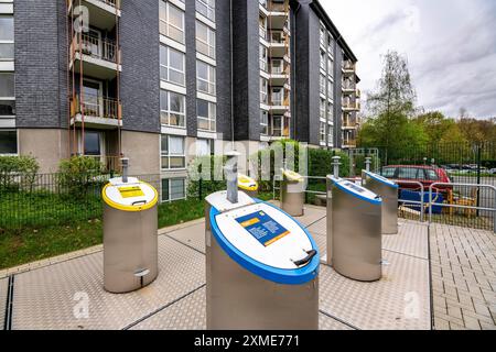 Système souterrain d'élimination des déchets, colonnes de déchets pour différents types de déchets, dans des conteneurs de collecte souterrains, à un complexe résidentiel dans Banque D'Images