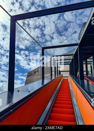 Escalator vers le Musée de la Ruhr dans l'ancienne usine de lavage du charbon du complexe industriel de la mine de charbon de Zollverein à Essen, Rhénanie du Nord-Westphalie, Allemagne Banque D'Images