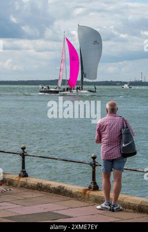 homme regardant naviguer à la régate annuelle de la semaine cowes sur l'île de wight au royaume-uni Banque D'Images