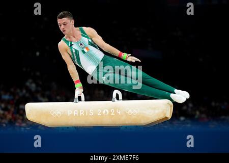 L'Irlandais Rhys McClenaghan suit sa routine sur le Pommel Horse lors de la gymnastique artistique, qualification masculine à la Bercy Arena le premier jour des Jeux Olympiques de Paris 2024 en France. Date de la photo : samedi 27 juillet 2024. Banque D'Images