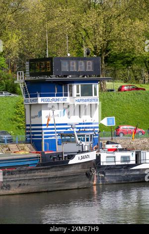 Manomètre sur le canal de Vincke, port de Ruhrort, capitaine de port, Duisbourg, Rhénanie-du-Nord-Westphalie, Allemagne Banque D'Images