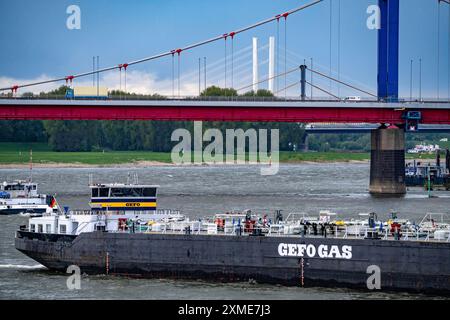 Navires de charge sur le Rhin près de Duisburg, près du port de Ruhrort, Friedrich-Ebert-Bridge, derrière le pont du Rhin Neuenkamp, A40, nouvelle construction blanche Banque D'Images