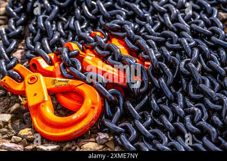 Chaînes lourdes et épaisses en acier, maillons de chaîne noirs, crochets peints en orange, Allemagne Banque D'Images