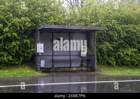 Radevormwald, Kettlershaus, abri de bus, ligne 134 arrêt de bus, transport local à la campagne, Oberbergischer Kreis, Rhénanie du Nord-Westphalie, Allemagne Banque D'Images