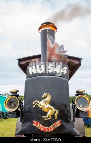 moteur de traction à vapeur ou rouleau à vapeur avec badge invicta crest sur le devant de la chaudière et fumée provenant de la cheminée Banque D'Images