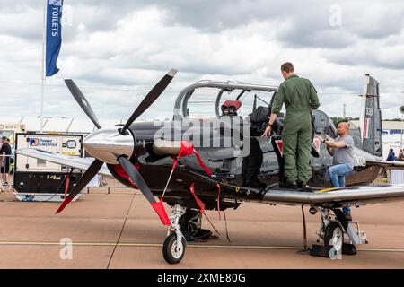 Jeune pilote militaire de la RAF montrant le spectateur autour d'un avion d'entraînement au tatouage aérien international royal à la raf fairford dans le gloucestershire au royaume-uni Banque D'Images