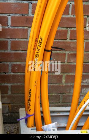 Boîte de distribution dans laquelle arrivent et sont raccordés des conduits vides pour les câbles à fibres optiques, dans laquelle le câble à fibres optiques proprement dit est ensuite soufflé et Banque D'Images