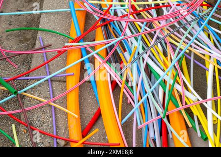 Restes de câbles provenant de conduits vides pour câbles à fibres optiques qui ont été posés, dans lesquels le câble à fibres optiques proprement dit est ensuite soufflé et connecté Banque D'Images