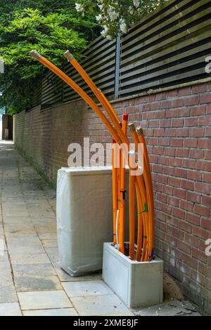 Boîte de distribution dans laquelle arrivent et sont raccordés des conduits vides pour les câbles à fibres optiques, dans laquelle le câble à fibres optiques proprement dit est ensuite soufflé et Banque D'Images