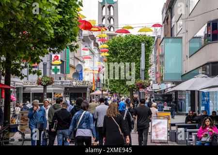 Le centre-ville de Gelsenkirchen, Bahnhofstrasse, zone piétonne, rue commerçante, commerces, tour de l'église protestante de la vieille ville, Nord Banque D'Images