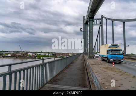 Le pont Krefeld-Uerdingen sur le Rhin, entre Krefeld et Duisburg, pont de ceinture de rein de 1936, 858 mètres de long, route fédérale B228, montre Banque D'Images