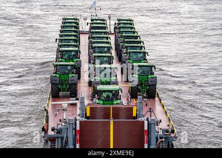 Rhine Ro-ro Service BV, transporteur de véhicules Dynamica, transporte des tracteurs rectilignes, tracteurs, cargo sur le Rhin, près de Krefeld, Allemagne Banque D'Images