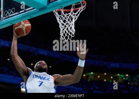 Lille, France. 27 juillet 2024. Guerschon Yabusele dunque lors du match de basket-ball masculin du groupe B entre la France et le Brésil aux Jeux Olympiques de Paris 2024 au stade Pierre Mauroy à Lille, France, le 27 juillet 2024. Crédit : Meng Dingbo/Xinhua/Alamy Live News Banque D'Images