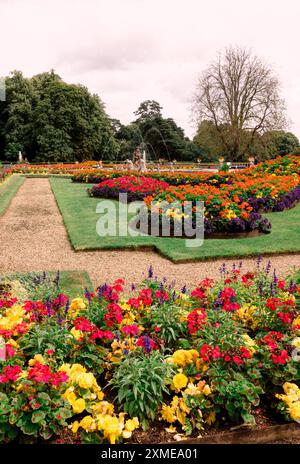 Le magnifique parterre au manoir de Waddesdon, à Waddesdon, Buckinghamshire en fleurs. Banque D'Images