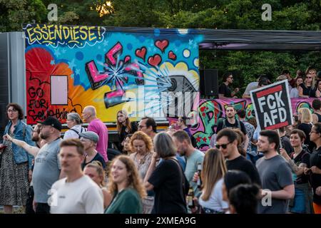 Démo contre la conférence du parti AFD au Grugahalle à Essen, plus de 5000 participants sont venus à Essen pour une démo rave, Bass gegen Hass, qui a conduit à Banque D'Images