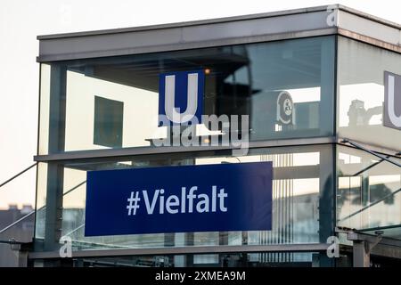 Démo contre la conférence du parti AFD à la Grugahalle à Essen, le fournisseur de transports publics local Ruhrbahn a temporairement rebaptisé le Banque D'Images