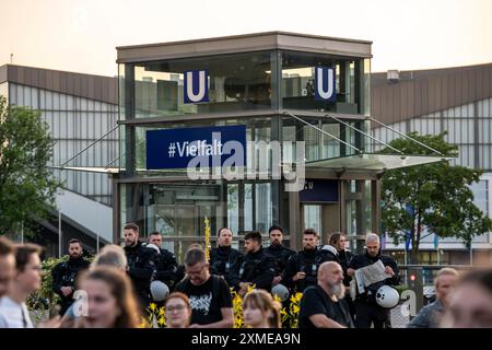 Démo contre la conférence du parti AFD à la Grugahalle à Essen, le fournisseur de transports publics local Ruhrbahn a temporairement rebaptisé le Banque D'Images