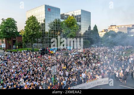 Démo contre la conférence du parti AFD au Grugahalle à Essen, plus de 5000 participants sont venus à Essen pour une démo rave, Bass gegen Hass, qui a conduit à Banque D'Images