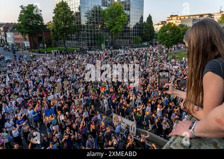 Démo contre la conférence du parti AFD au Grugahalle à Essen, plus de 5000 participants sont venus à Essen pour une démo rave, Bass gegen Hass, qui a conduit à Banque D'Images