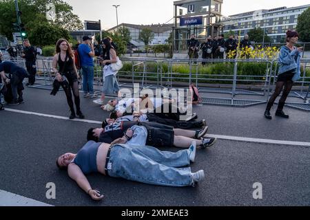 Démo contre la conférence du parti AFD au Grugahalle à Essen, plus de 5000 participants sont venus à Essen pour une démo rave, Bass gegen Hass, qui a conduit à Banque D'Images