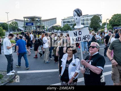 Démo contre la conférence du parti AFD au Grugahalle à Essen, plus de 5000 participants sont venus à Essen pour une démo rave, Bass gegen Hass, qui a conduit à Banque D'Images