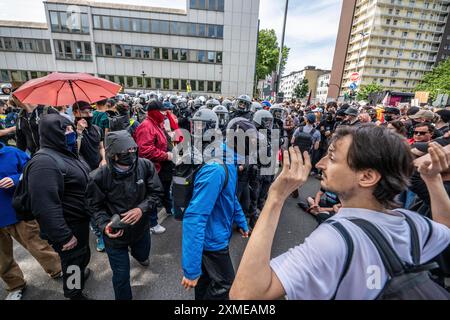 Émeutes dans la perspective de la conférence du parti AFD à Essen, des manifestants tentent d'empêcher les délégués de l'AFD d'entrer dans la Grugahalle, ils sont conduits Banque D'Images