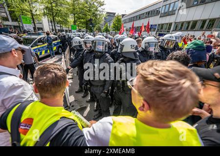 Émeutes dans la perspective de la conférence du parti AFD à Essen, des manifestants tentent d'empêcher les délégués de l'AFD d'entrer dans la Grugahalle, ils sont conduits Banque D'Images