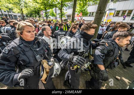 Émeutes dans la perspective de la conférence du parti AFD à Essen, des manifestants tentent d'empêcher les délégués de l'AFD d'entrer dans la Grugahalle, ils sont conduits Banque D'Images