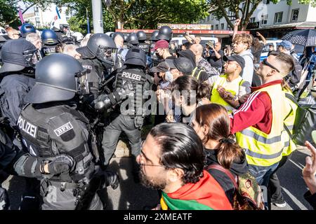 Émeutes dans la perspective de la conférence du parti AFD à Essen, des manifestants tentent d'empêcher les délégués de l'AFD d'entrer dans la Grugahalle, ils sont conduits Banque D'Images