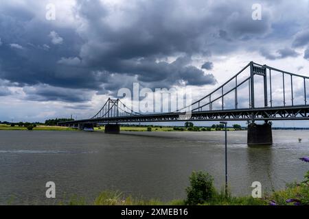 Le pont Krefeld-Uerdingen sur le Rhin, entre Krefeld et Duisburg, pont de ceinture de rein de 1936, 858 mètres de long, route fédérale B228, montre Banque D'Images