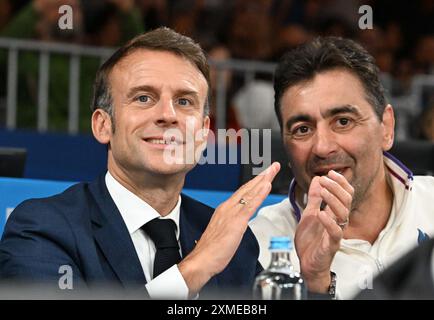 Paris, France. 27 juillet 2024. Le président français Emmanuel Macron (G) regarde le match final masculin de judo de 60 kg aux Jeux Olympiques de Paris 2024 à Paris, France, le 27 juillet 2024. Crédit : Li an/Xinhua/Alamy Live News Banque D'Images