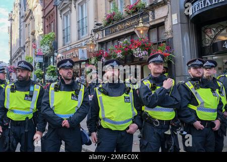 Londres, Royaume-Uni, 27 juillet 2024. Plusieurs personnes arrêtées devant les pubs de Whitehall après la fin du rassemblement pro-britannique Tommy Robinson. Un certain nombre de pubs fermés dans la partie supérieure de la rue la plus proche de Trafalgar Square. Crédit : onzième heure photographie/Alamy Live News Banque D'Images