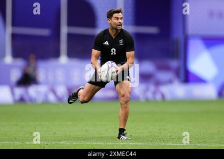 Paris, France, 27 juillet 2024. Andrew Knewstubb (8) de Team New Zealand cherche à passer lors des séries éliminatoires de Rugby à sept des Jeux Olympiques de Paris 2024 pour les 5e et 6e matchs entre la Nouvelle-Zélande et l'Irlande au stade de France le 27 juillet 2024 à Paris. Crédit : Pete Dovgan/Speed Media/Alamy Live News Banque D'Images