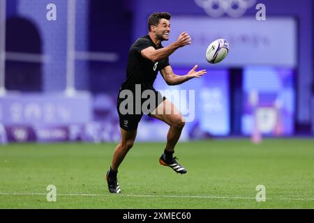 Paris, France, 27 juillet 2024. Andrew Knewstubb (8) de Team New Zealand passe le ballon lors des séries éliminatoires de Rugby à sept des Jeux Olympiques de Paris 2024 pour les 5e et 6e matchs entre la Nouvelle-Zélande et l'Irlande au stade de France le 27 juillet 2024 à Paris. Crédit : Pete Dovgan/Speed Media/Alamy Live News Banque D'Images