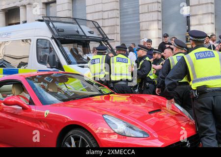 Londres, Royaume-Uni, 27 juillet 2024. Plusieurs personnes arrêtées devant les pubs de Whitehall après la fin du rassemblement pro-britannique Tommy Robinson. Un certain nombre de pubs fermés dans la partie supérieure de la rue la plus proche de Trafalgar Square. Crédit : onzième heure photographie/Alamy Live News Banque D'Images