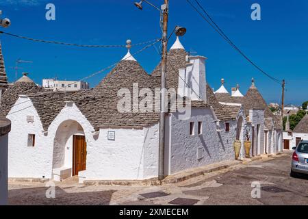 Trulli blanchis à la chaux, maisons rondes aux toits en pierre, dans la ville italienne méridionale d'Alberobello. Le centre-ville historique, qui est entièrement construit Banque D'Images