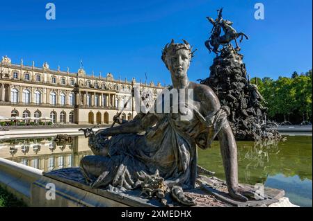 Figure féminine mythologique au bord de la Fontaine de Fama, Fontaine de Fama, fontaine, fontaine, parterre d'eau, nouveau palais Herrenchiemsee, palais Banque D'Images