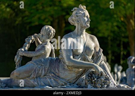 Figure féminine mythologique au bord de la Fontaine de Fama, Fontaine de Fama, fontaine, fontaine, parterre d'eau, nouveau palais Herrenchiemsee, palais Banque D'Images