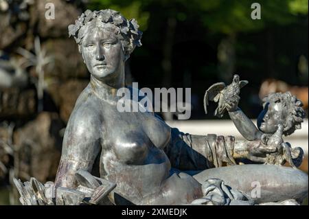 Figure féminine mythologique au bord de la Fontaine de Fama, Fontaine de Fama, fontaine, fontaine, parterre d'eau, nouveau palais Herrenchiemsee, palais Banque D'Images